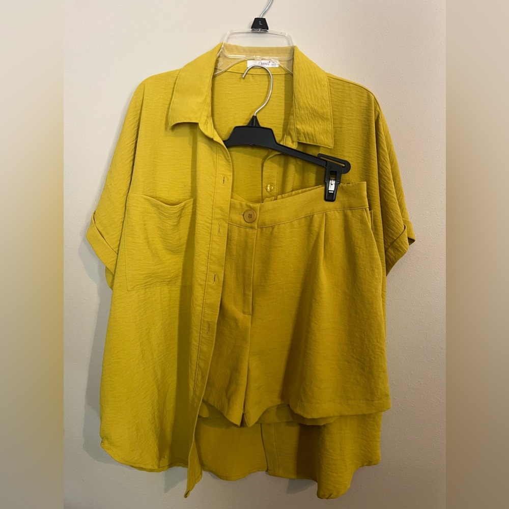 Women’s size medium 2 piece short set.